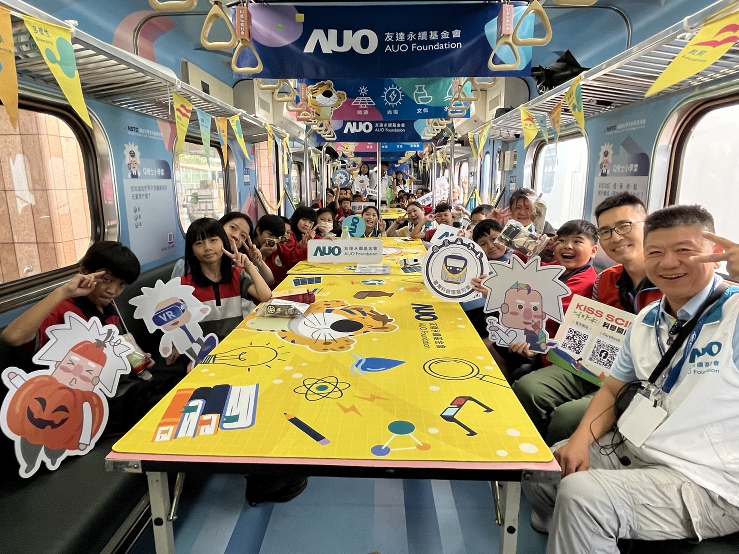 PA视讯永續基金會參與「臺灣科普環島列車」，設計基礎科學車廂課程，以「淨零碳排和永續能源」為主題，讓學生透過創意實驗認識淨零知識，以及思考生活中的減碳行為