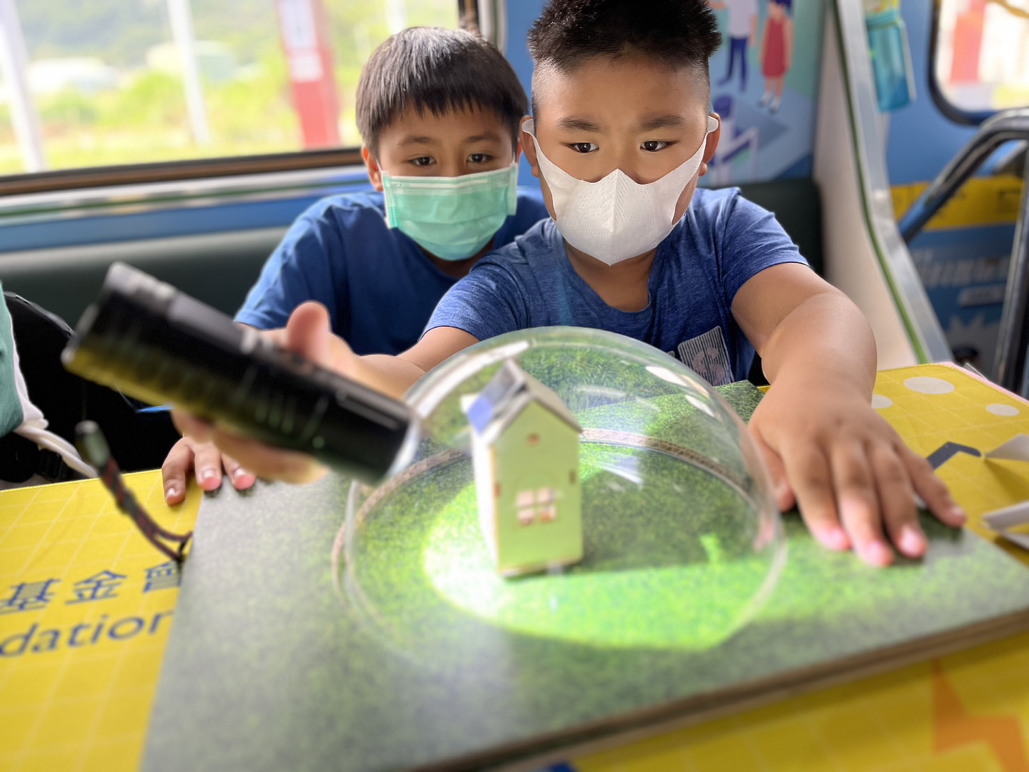 PA视讯參與基礎科學主題車廂，以STEAM教學精神，設計「逐日科學家」、「太陽能工程師」以及「淨零建築師」三大能源科普課程和實驗